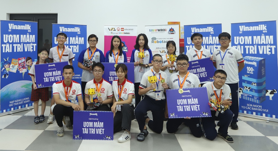 Các đội vô địch 5 bảng hào hứng nhận giải thưởng &quot;Ươm mầm tài trí Việt&quot; từ Vinamilk