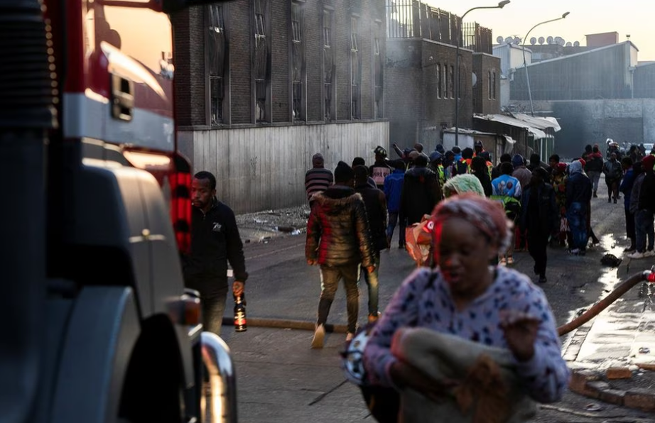 Cháy tòa nhà 5 tầng tại thành phố lớn nhất Nam Phi, ít nhất 63 người thiệt mạng  - Ảnh 2.