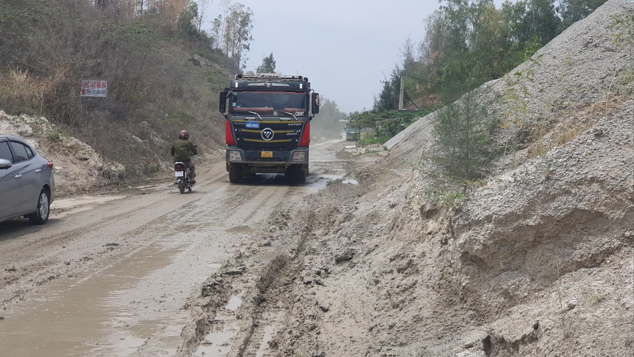 KKT Dung Quất: Mỏ đá Bình Đông và Bình Thuận chiếm đường đổ đá cao như núi   - Ảnh 4.