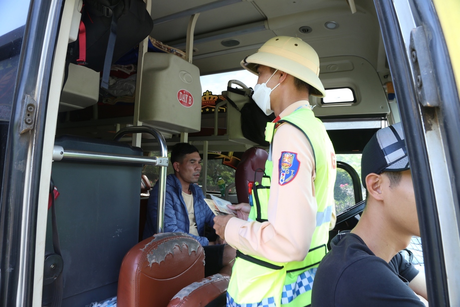 15 ngày đầu cao điểm, CSGT Nghệ An xử lý hơn 1000 xe khách, container vi phạm - Ảnh 1.
