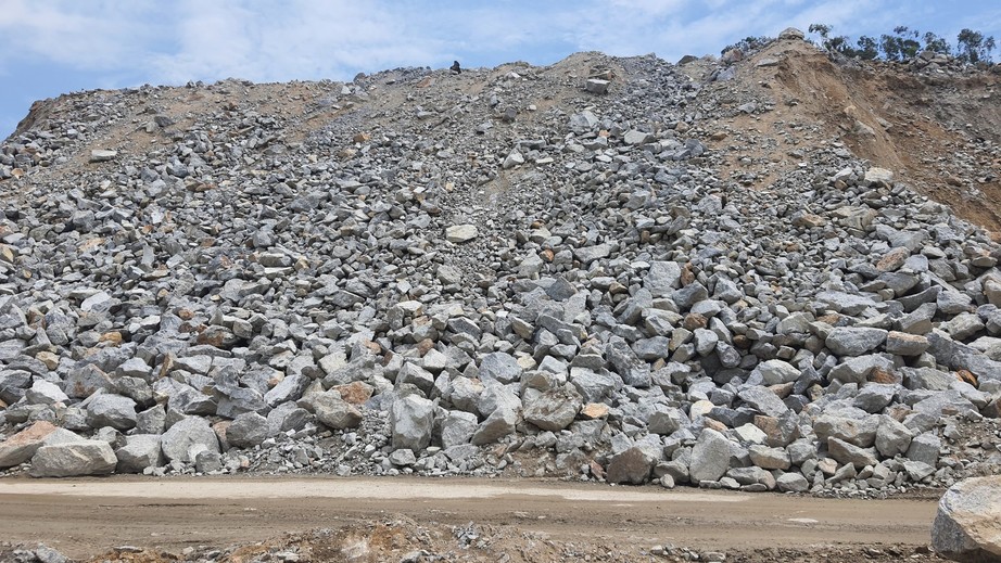 KKT Dung Quất: Mỏ đá Bình Đông và Bình Thuận chiếm đường đổ đá cao như núi   - Ảnh 5.