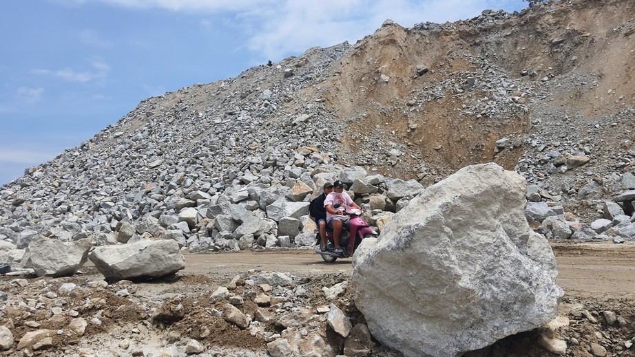 KKT Dung Quất: Mỏ đá Bình Đông và Bình Thuận chiếm đường đổ đá cao như núi   - Ảnh 1.