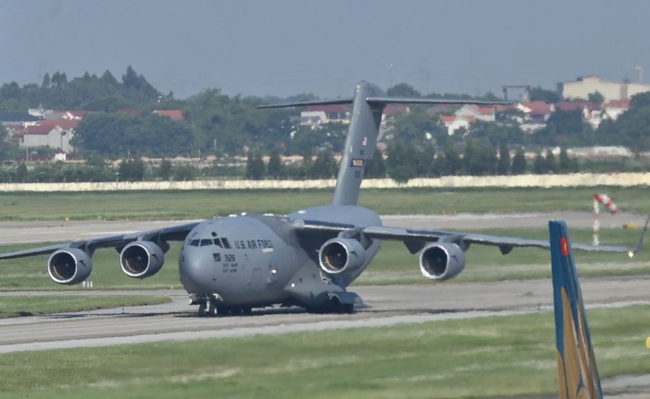 Cận cảnh siêu vận tải cơ C-17 Mỹ "mở bụng, nhả hàng" ở sân bay Nội Bài - Ảnh 2.