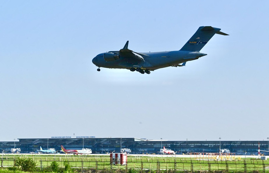 Cận cảnh siêu vận tải cơ C-17 Mỹ "mở bụng, nhả hàng" ở sân bay Nội Bài - Ảnh 1.