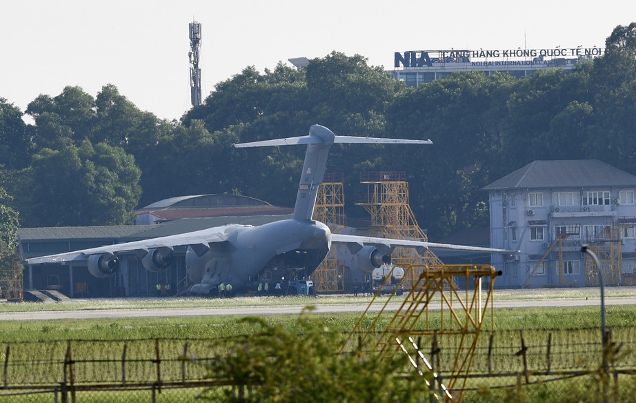 Cận cảnh siêu vận tải cơ C-17 Mỹ "mở bụng, nhả hàng" ở sân bay Nội Bài - Ảnh 5.