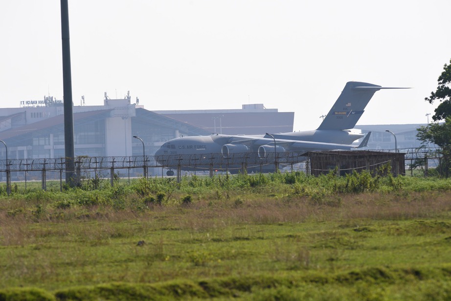 Cận cảnh siêu vận tải cơ C-17 Mỹ "mở bụng, nhả hàng" ở sân bay Nội Bài - Ảnh 3.