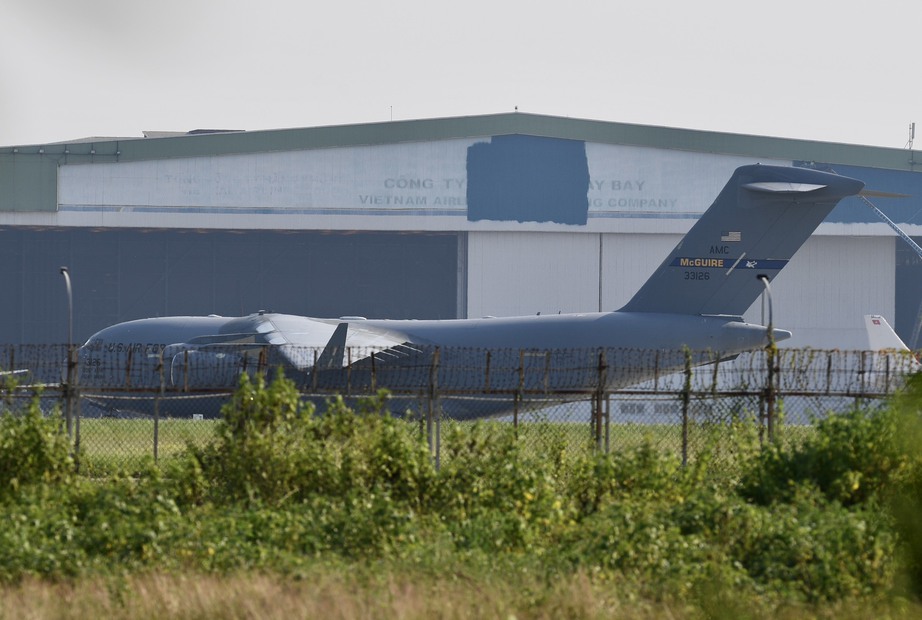 Cận cảnh siêu vận tải cơ C-17 Mỹ "mở bụng, nhả hàng" ở sân bay Nội Bài - Ảnh 4.