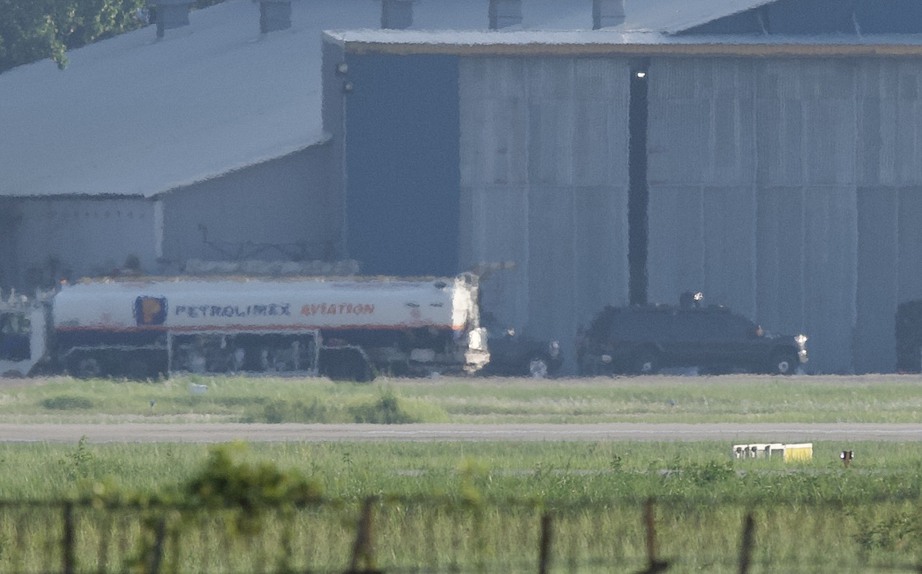 Cận cảnh siêu vận tải cơ C-17 Mỹ "mở bụng, nhả hàng" ở sân bay Nội Bài - Ảnh 7.