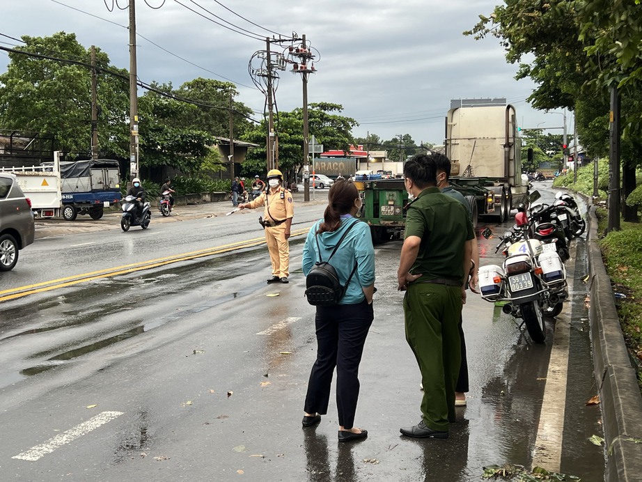 Xe đầu kéo ôm cua va chạm xe máy, người phụ nữ tử vong thương tâm - Ảnh 2.