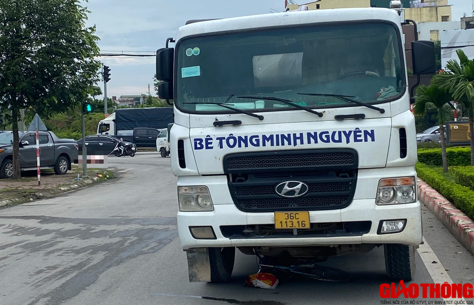 Va chạm với xe bồn chở bê tông, một phụ nữ tử vong - Ảnh 1.