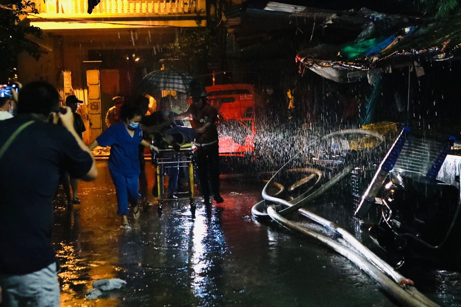 Vụ cháy chung cư mini tại Hà Nội: 54 người cấp cứu, có người tử vong - Ảnh 1.