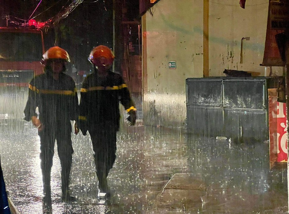 Hiện trường vụ cháy ở Khương Hạ khiến nhiều người thương vong - Ảnh 10.