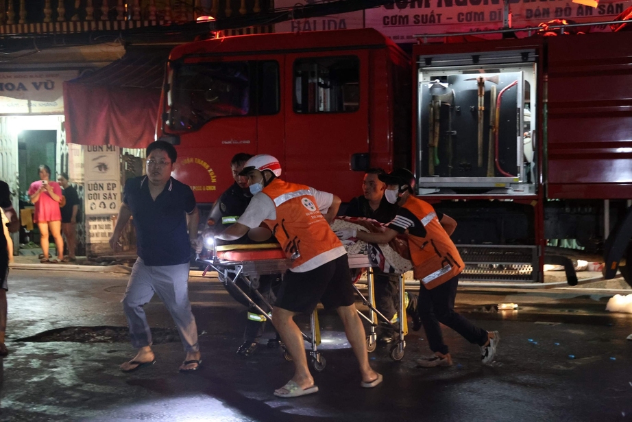 Cháy chung cư mini ở Hà Nội: 70 người thoát nạn, 54 người cấp cứu - Ảnh 2.
