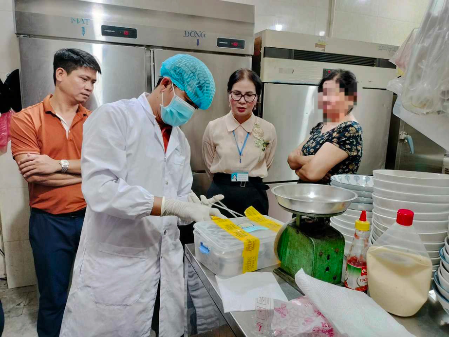 Ngộ độc bánh mì ở Quảng Nam: Số bệnh nhân lên đến 91 người - Ảnh 1.
