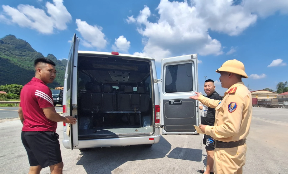 Hàng loạt xe khách bị xử lý giúp kéo giảm TNGT tại Lạng Sơn - Ảnh 2.