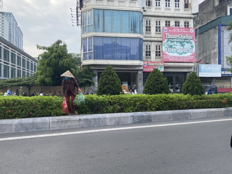 Bất an những tình huống người đi bộ vượt dải phân cách băng ngang Quốc lộ 18 ở Quảng Ninh - Ảnh 6.