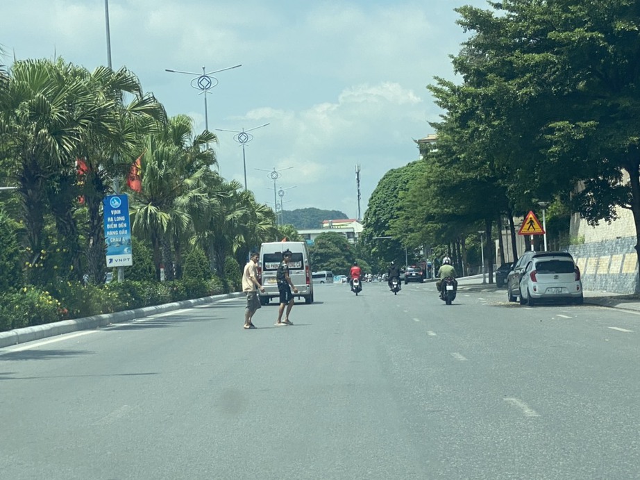 Bất an những tình huống người đi bộ vượt dải phân cách băng ngang Quốc lộ 18 ở Quảng Ninh - Ảnh 3.