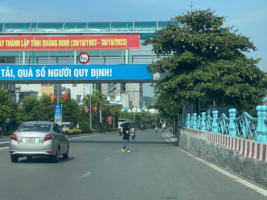 Bất an những tình huống người đi bộ vượt dải phân cách băng ngang Quốc lộ 18 ở Quảng Ninh - Ảnh 2.