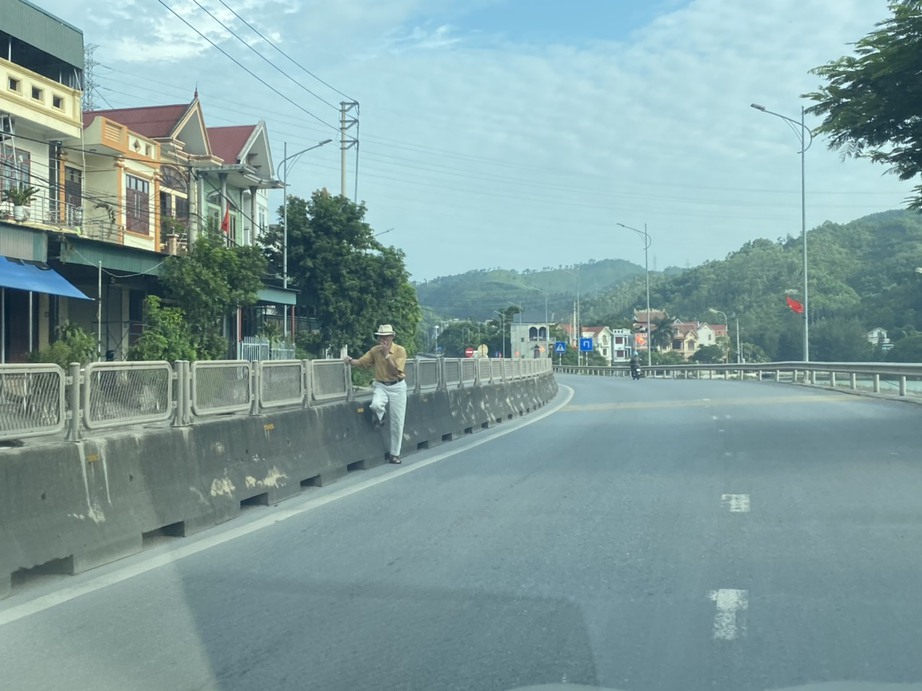 Bất an những tình huống người đi bộ vượt dải phân cách băng ngang Quốc lộ 18 ở Quảng Ninh - Ảnh 5.