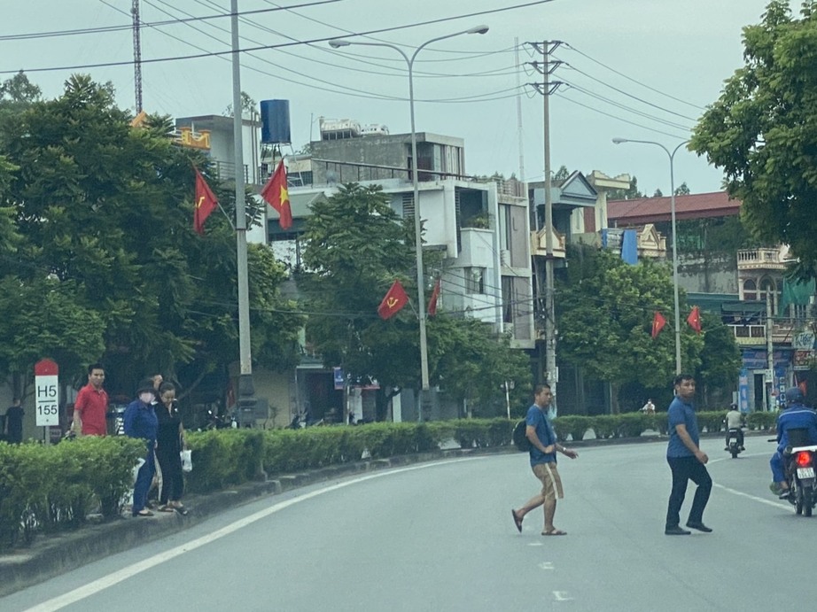 Bất an những tình huống người đi bộ vượt dải phân cách băng ngang Quốc lộ 18 ở Quảng Ninh - Ảnh 1.