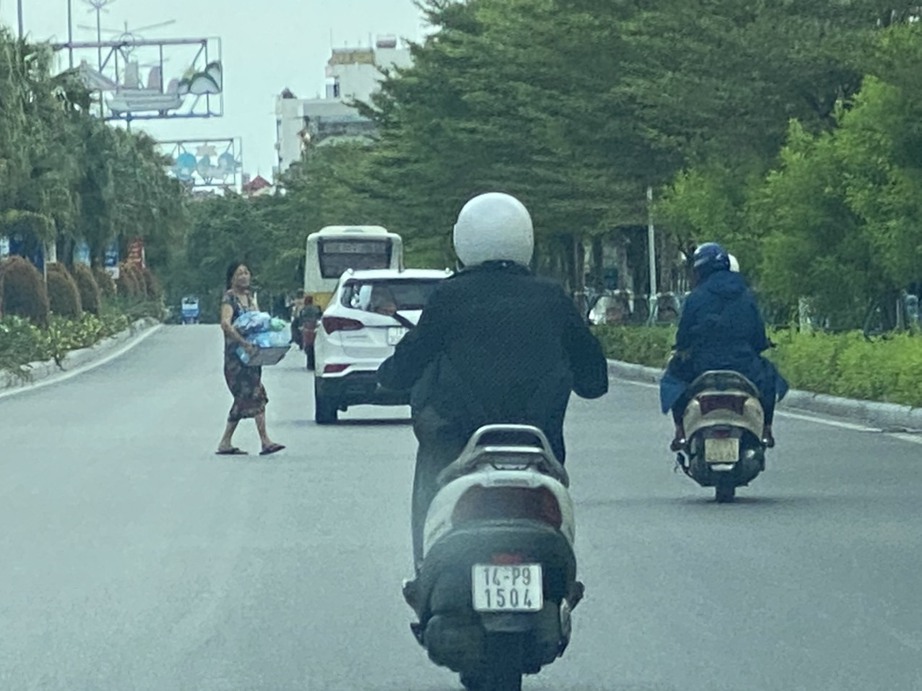 Bất an những tình huống người đi bộ vượt dải phân cách băng ngang Quốc lộ 18 ở Quảng Ninh - Ảnh 4.