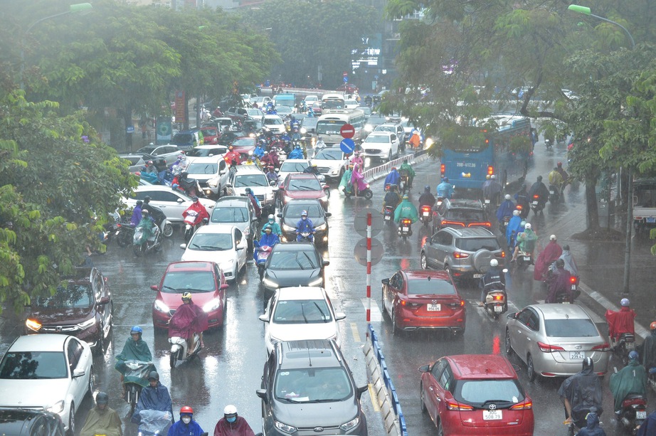 Mưa lớn kéo dài, nhiều tuyến đường ở Hà Nội ngập sâu - Ảnh 1.