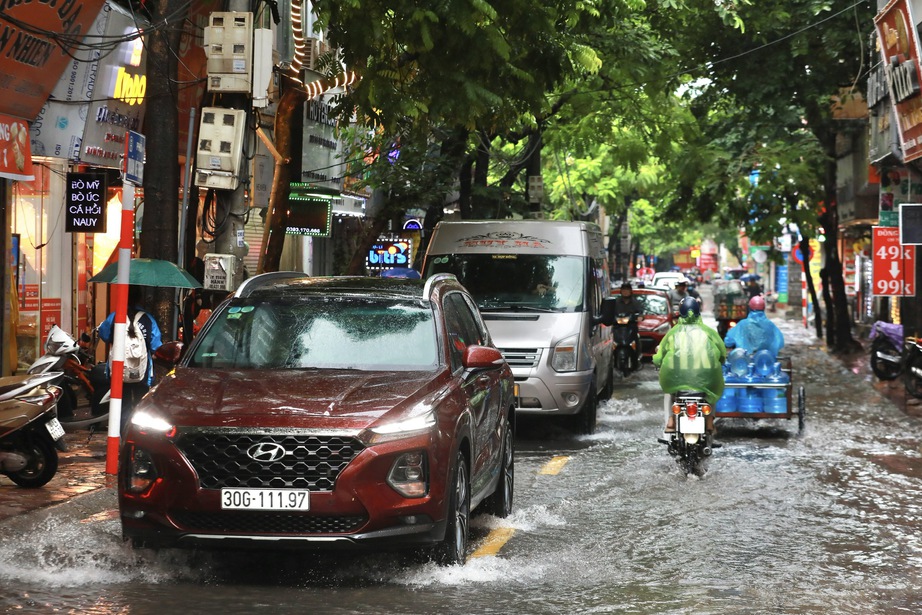 Mưa lớn kéo dài, nhiều tuyến đường ở Hà Nội ngập sâu - Ảnh 9.