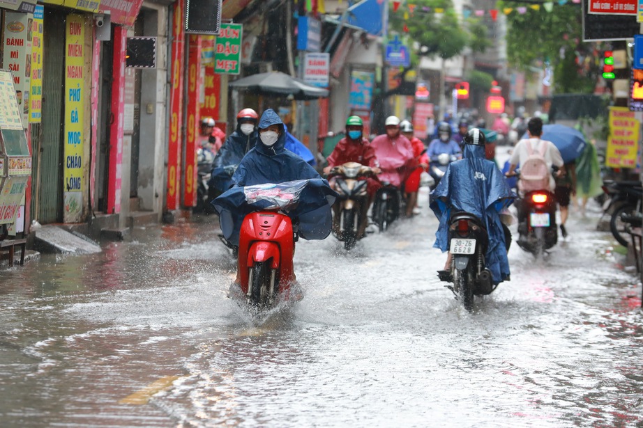 Mưa lớn kéo dài, nhiều tuyến đường ở Hà Nội ngập sâu - Ảnh 11.