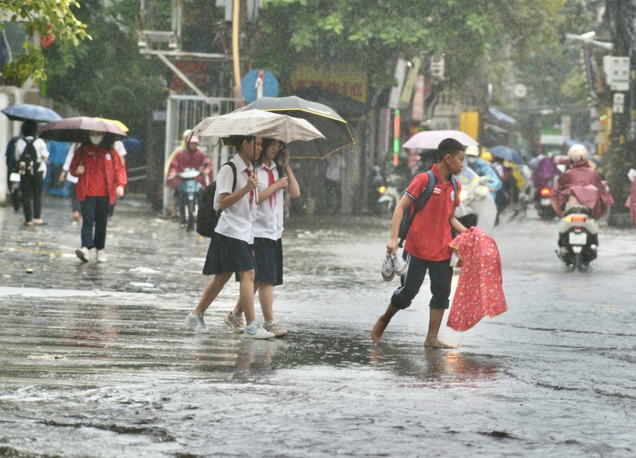 Mưa lớn kéo dài, nhiều tuyến đường ở Hà Nội ngập sâu - Ảnh 6.