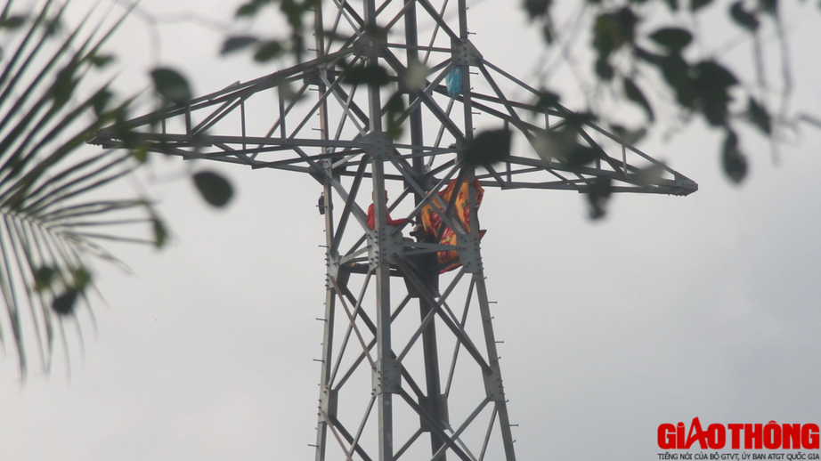 Bạc Liêu: Hai người leo lên trụ điện cao thế suốt nhiều giờ đã xuống đất - Ảnh 1.