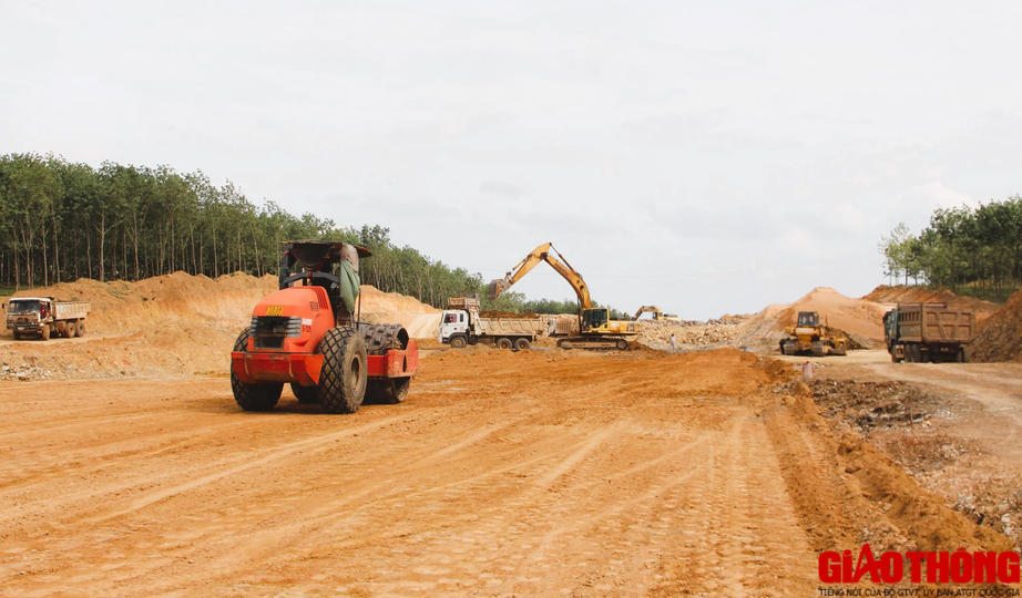 Quảng Trị phê duyệt tiền cấp quyền khai thác mỏ đất san lấp cho cao tốc Vạn Ninh – Cam Lộ - Ảnh 1.