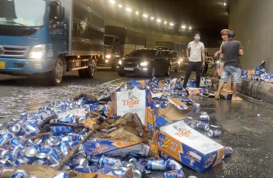 Xe tải ôm cua khiến hàng trăm thùng bia rơi xuống đường gây ùn tắc giao thông qua ngã tư Vũng Tàu - Ảnh 2.