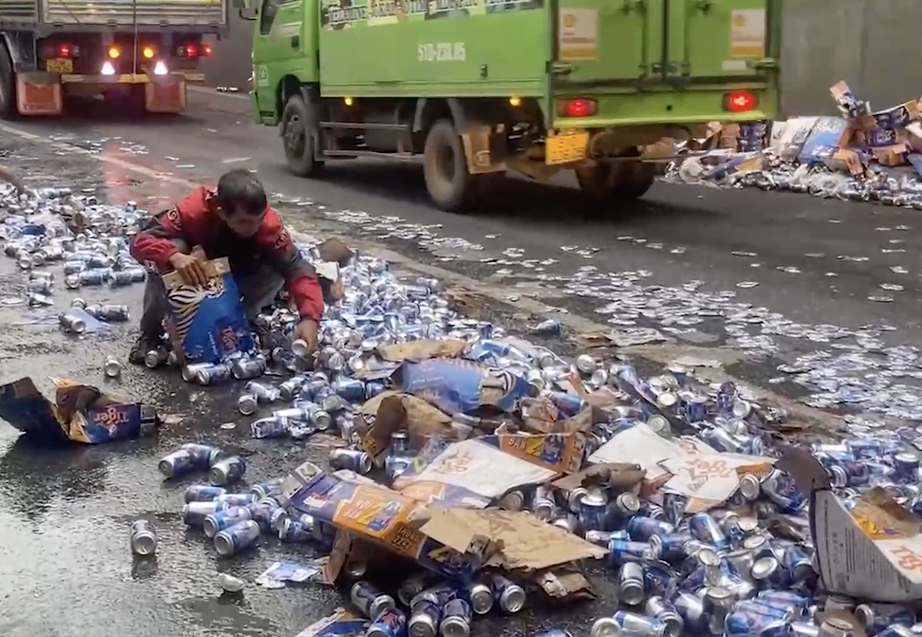 Xe tải ôm cua khiến hàng trăm thùng bia rơi xuống đường gây ùn tắc giao thông qua ngã tư Vũng Tàu - Ảnh 1.