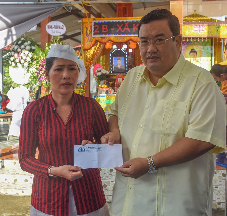 Ban ATGT tỉnh Cà Mau thăm hỏi, hỗ trợ gia đình tử vong do tai nạn đường thủy - Ảnh 1.