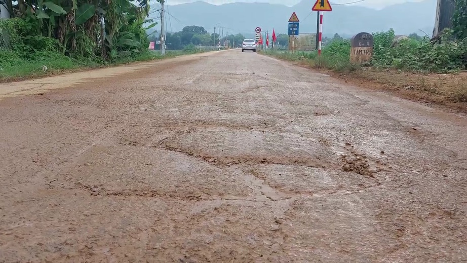 Xe chở đất có ngọn lộng hành tỉnh trên lộ ở Quảng Nam - Ảnh 3.