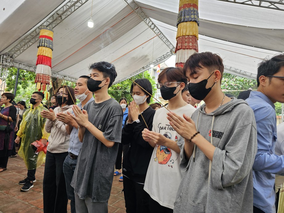 Người dân đội mưa đến chùa để thắp hương cho các nạn nhân vụ cháy chung cư mini - Ảnh 7.