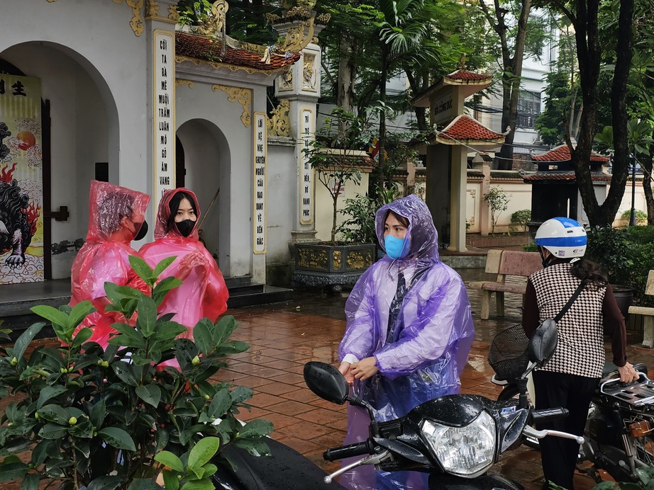 Người dân đội mưa đến chùa để thắp hương cho các nạn nhân vụ cháy chung cư mini - Ảnh 8.
