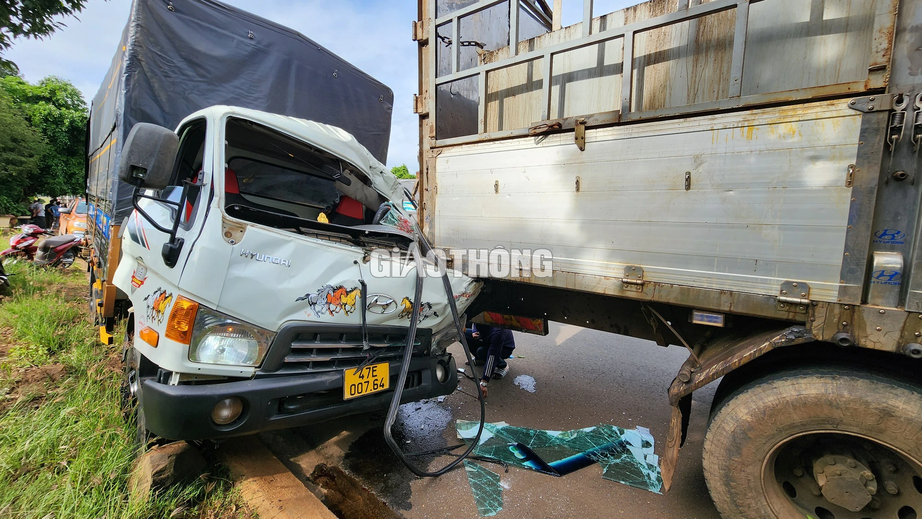 Hai xe tải va chạm, tài xế bị thương nặng mắc kẹt trong cabin - Ảnh 1.