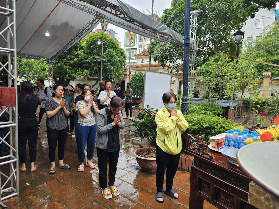 Người dân đội mưa đến chùa để thắp hương cho các nạn nhân vụ cháy chung cư mini - Ảnh 13.