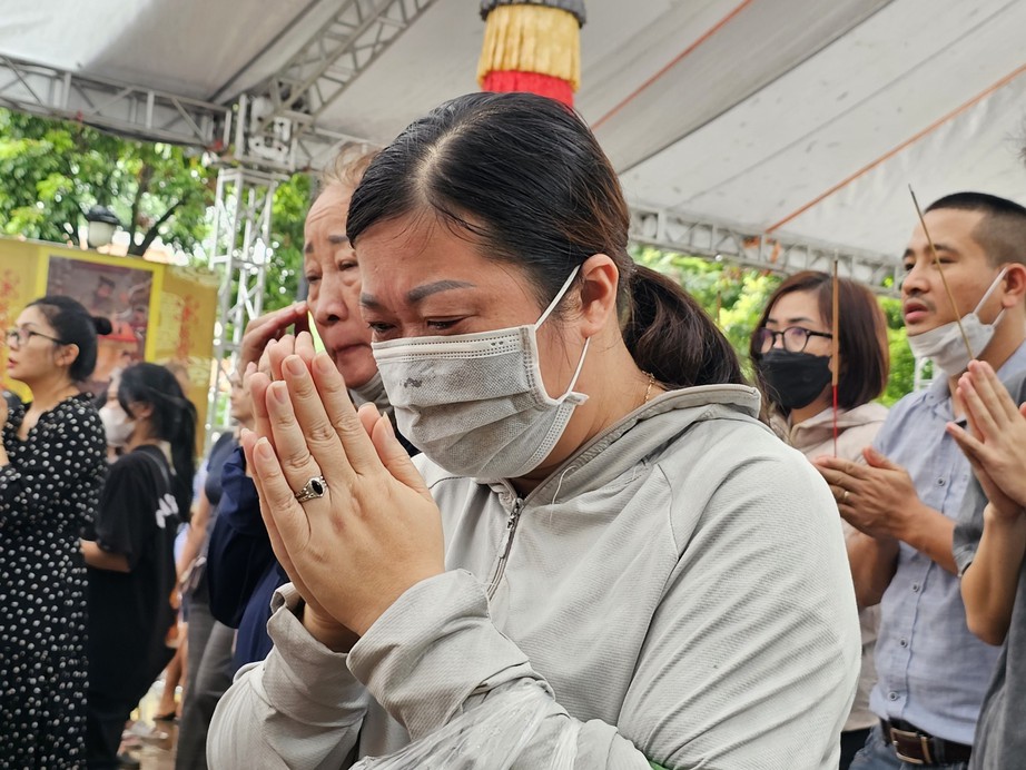 Người dân đội mưa đến chùa để thắp hương cho các nạn nhân vụ cháy chung cư mini - Ảnh 5.