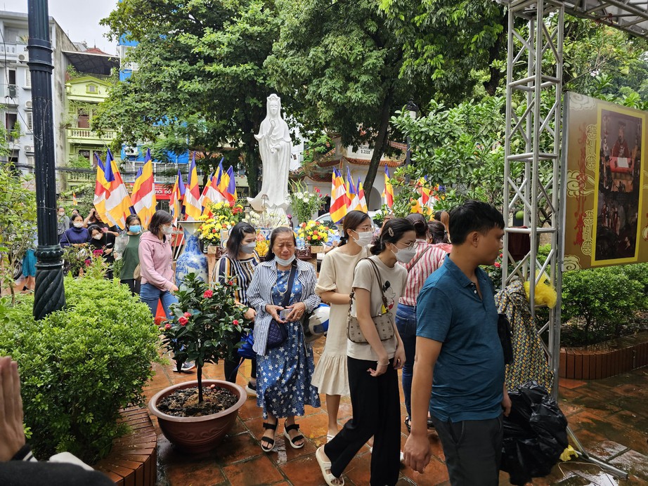 Người dân đội mưa đến chùa để thắp hương cho các nạn nhân vụ cháy chung cư mini - Ảnh 6.