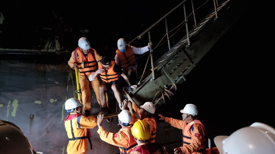Cứu thuyền viên người nước ngoài bị tai nạn trên vùng biển Vũng Tàu - Ảnh 1.