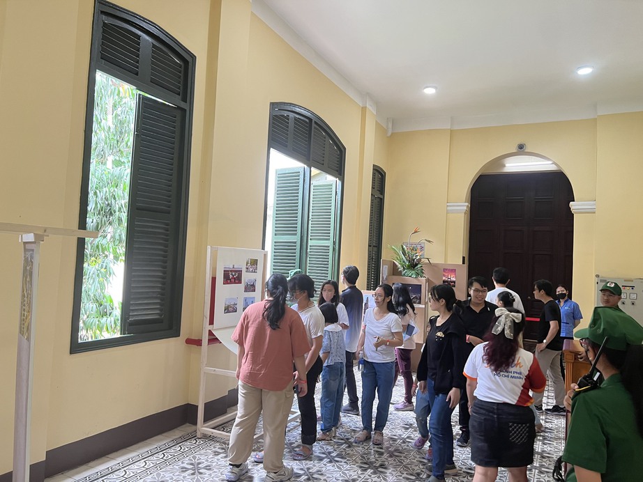 Trụ sở UBND TP.HCM và Bảo tàng Biệt động Sài Gòn-Gia Định hút khách nghỉ lễ 2/9 - Ảnh 1.