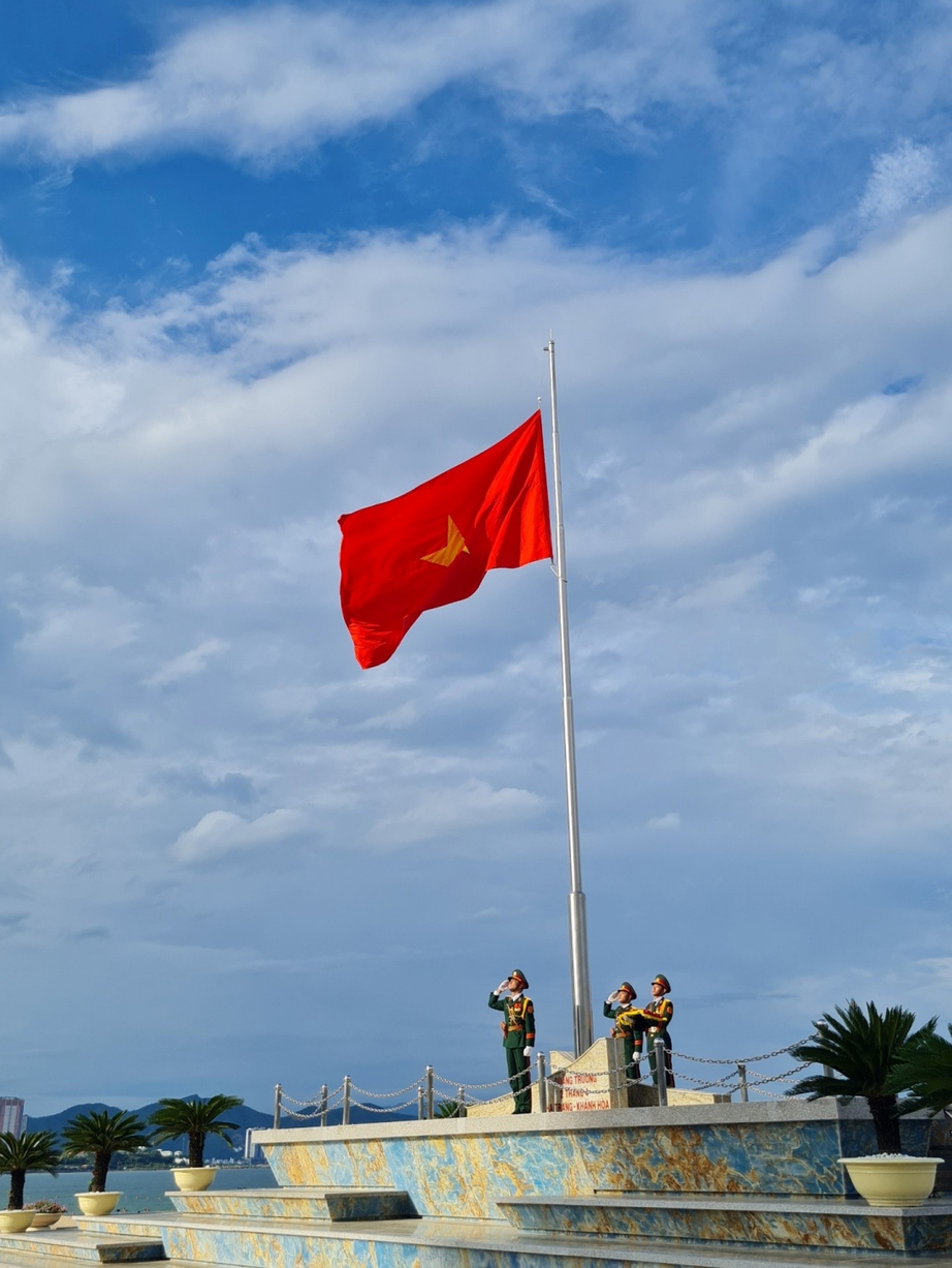 Trang trọng Lễ Thượng cờ ngày Quốc khánh tại TP Nha Trang - Ảnh 2.