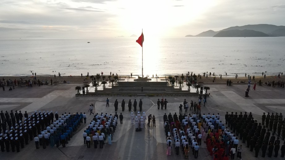 Trang trọng Lễ Thượng cờ ngày Quốc khánh tại TP Nha Trang - Ảnh 1.