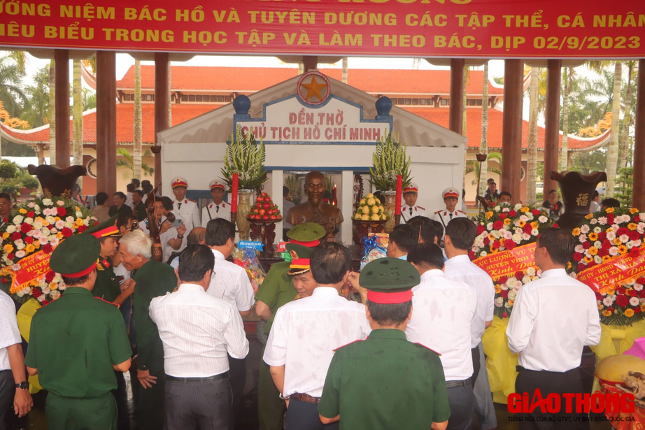 Hàng ngàn người dân ở Bạc Liêu dâng hương tưởng niệm Bác ngày tết Độc lập - Ảnh 1.