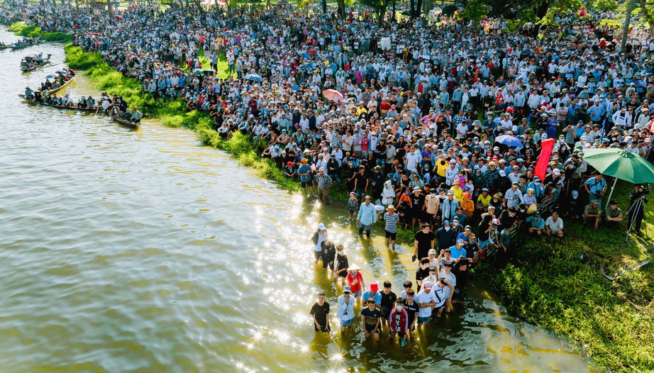 Sôi nổi giải đua thuyền mừng Quốc khánh 2/9 trên sông Hương - Ảnh 2.