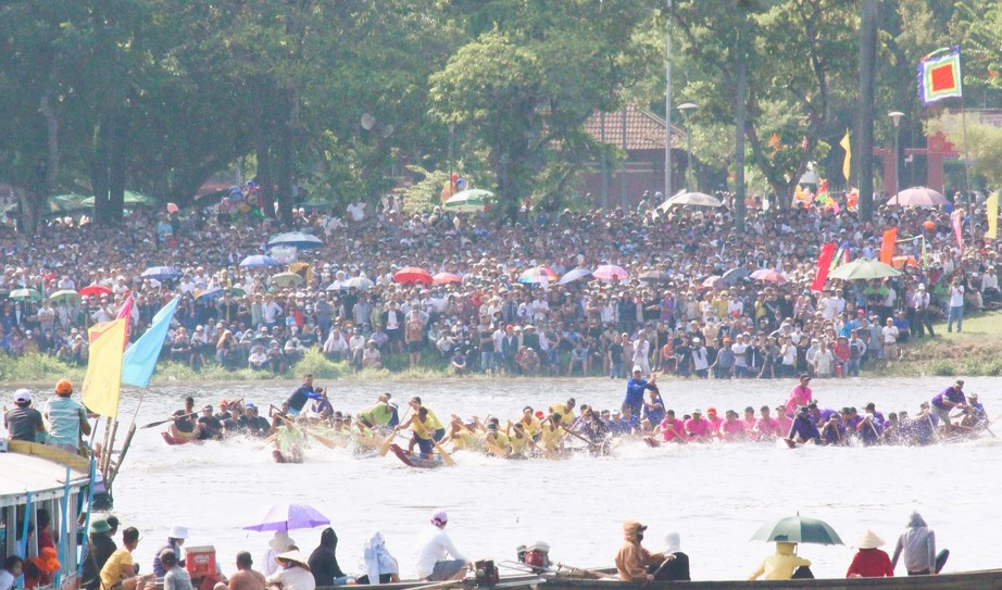Sôi nổi giải đua thuyền mừng Quốc khánh 2/9 trên sông Hương - Ảnh 3.
