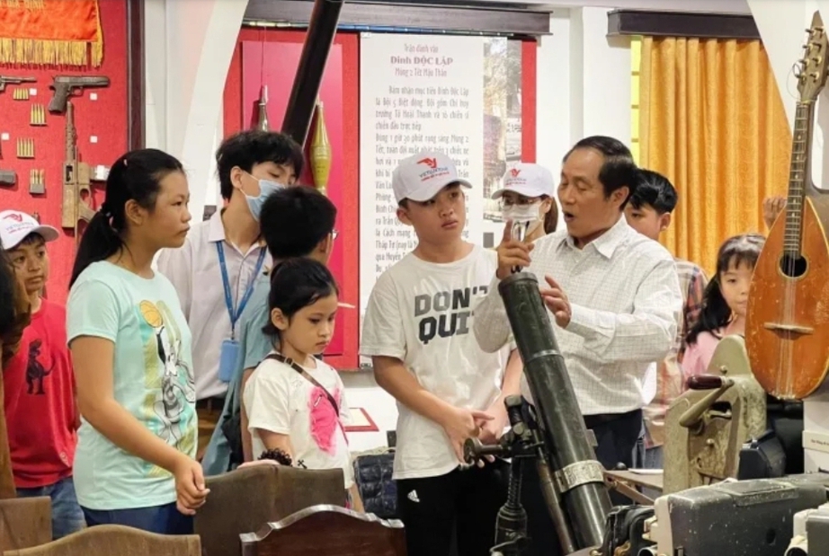 Trụ sở UBND TP.HCM và Bảo tàng Biệt động Sài Gòn-Gia Định hút khách nghỉ lễ 2/9 - Ảnh 2.