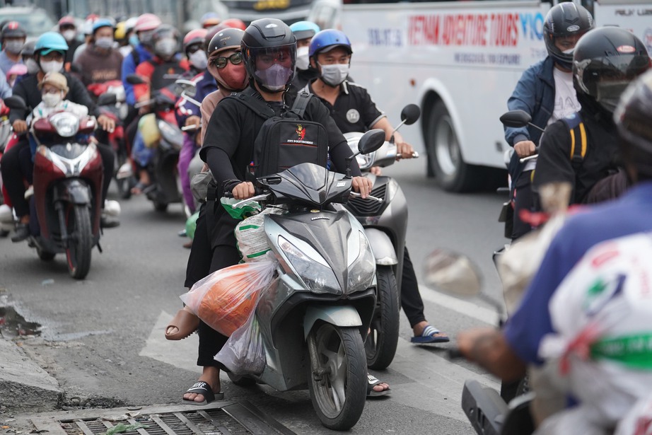 Vật vã quay trở về TP.HCM sau kỳ nghirex  - Ảnh 7.